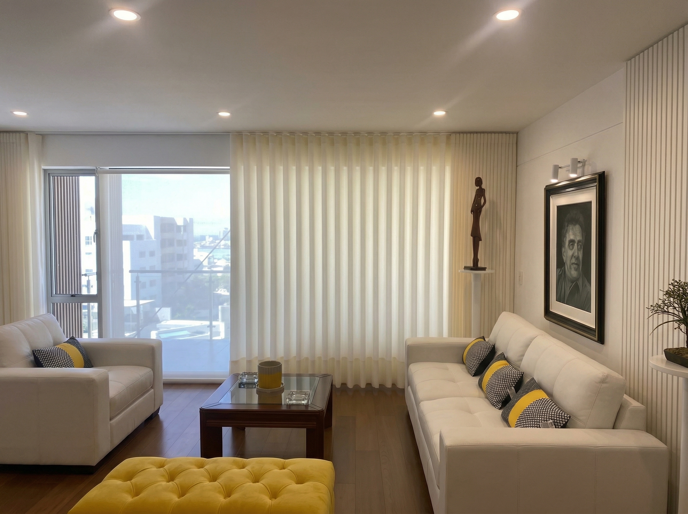 Sala moderna con cortinas elegantes
