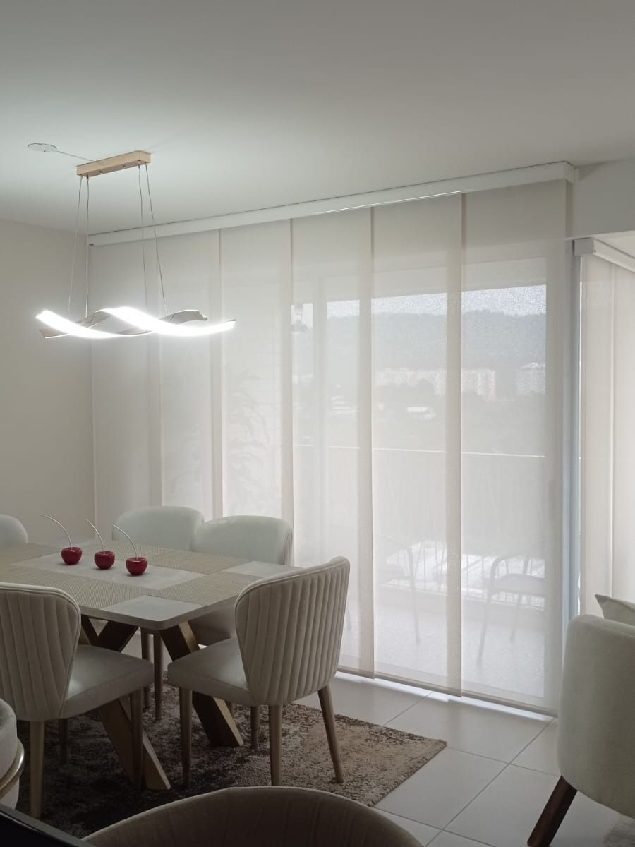 Comedor con rollers blancos