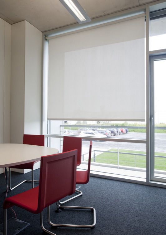 Oficina con cortinas beige