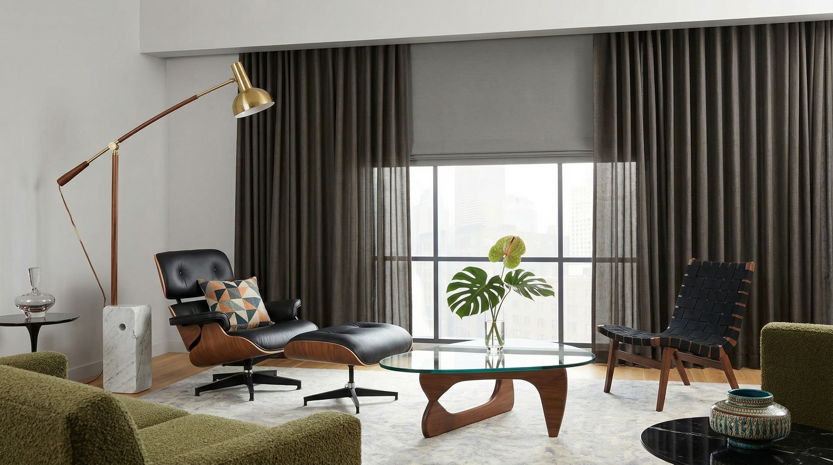 Sala moderna con cortinas beige translúcidas